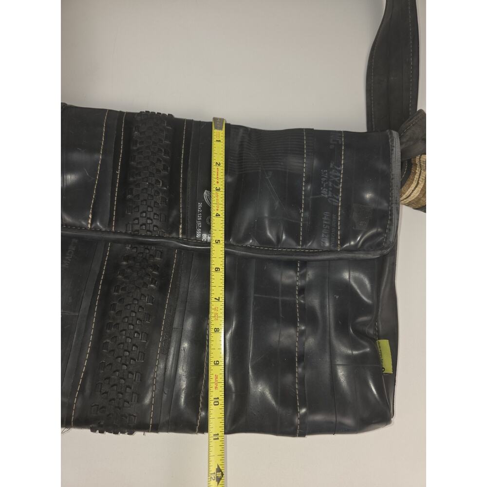 Totally Tubular Design Upcycled Bicycle Inner Tube Messenger Bag - Picture 13 of 14
